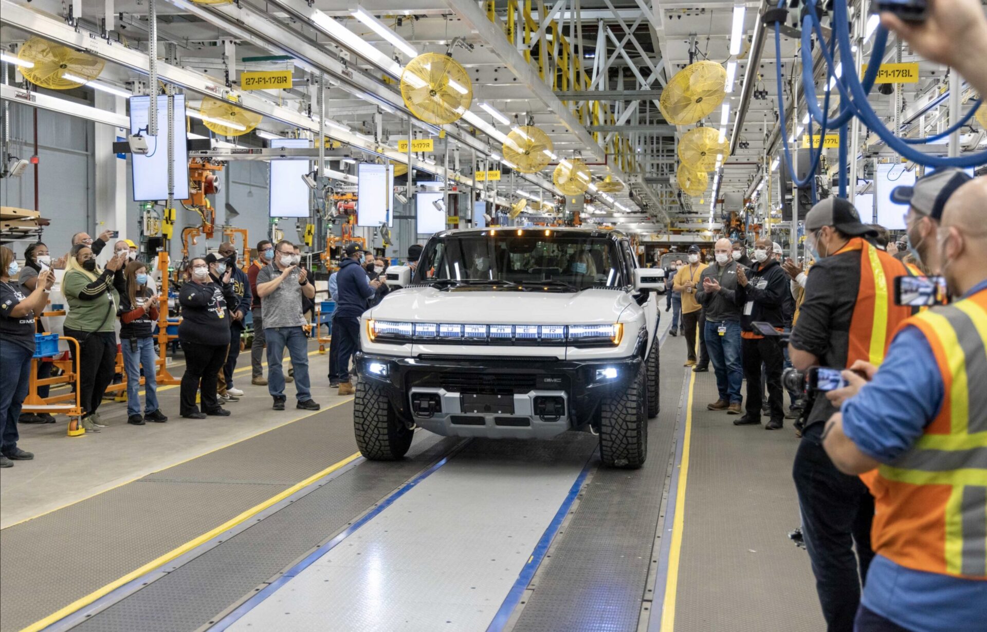 Bilgigant fyrer 1.750 ansatte og giver elbiler skylden