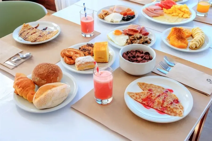 tabella Auramar-Beach-Resort-Breakfast-On