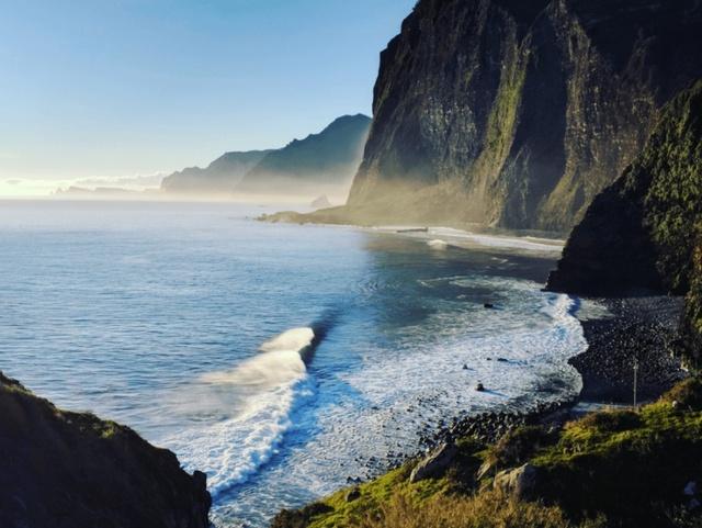 golven die de strandkuil raken in Madeira
