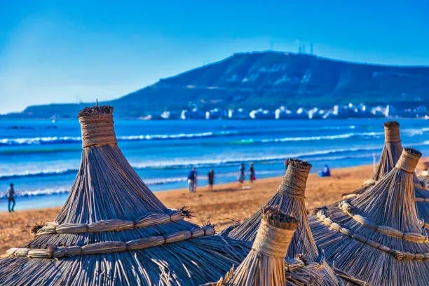Stranden in Agadir met kleine hutten aan de kust