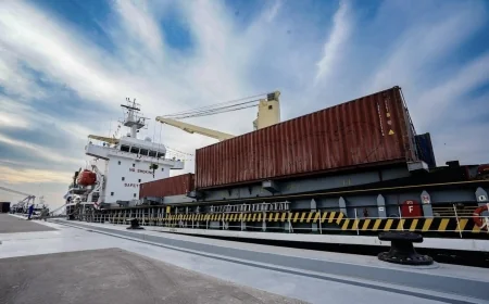 خطة بحرية جديدة.. 2000 حاوية و15 زورقاً لدعم الموانئ والنقل النهري