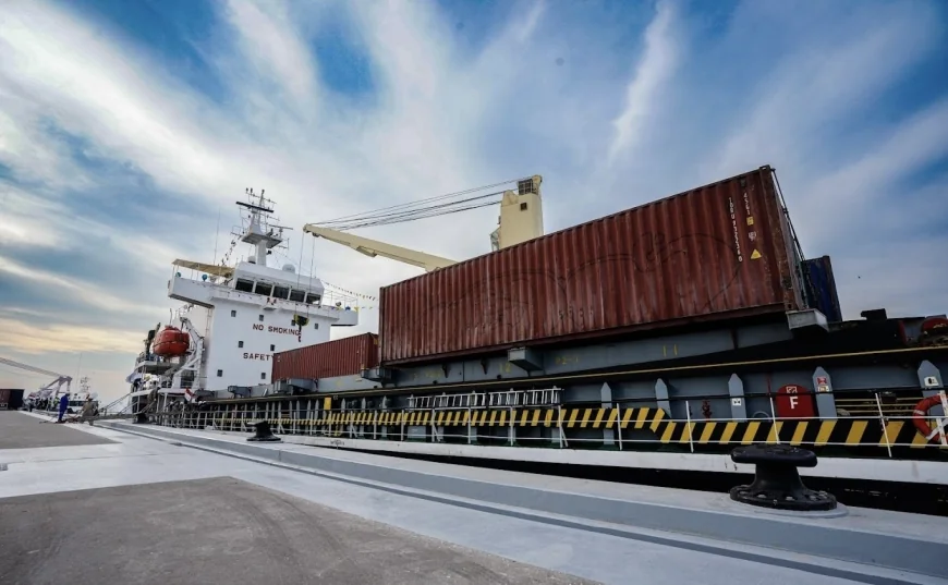 خطة بحرية جديدة.. 2000 حاوية و15 زورقاً لدعم الموانئ والنقل النهري