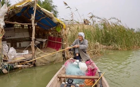 عند ملتقى دجلة والفرات.. صياد يتخذ كوخاً عائماً ويفرّق بين مذاق الأسماك