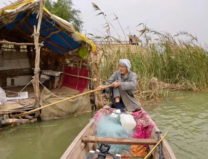 عند ملتقى دجلة والفرات.. صياد يتخذ كوخاً عائماً ويفرّق بين مذاق الأسماك