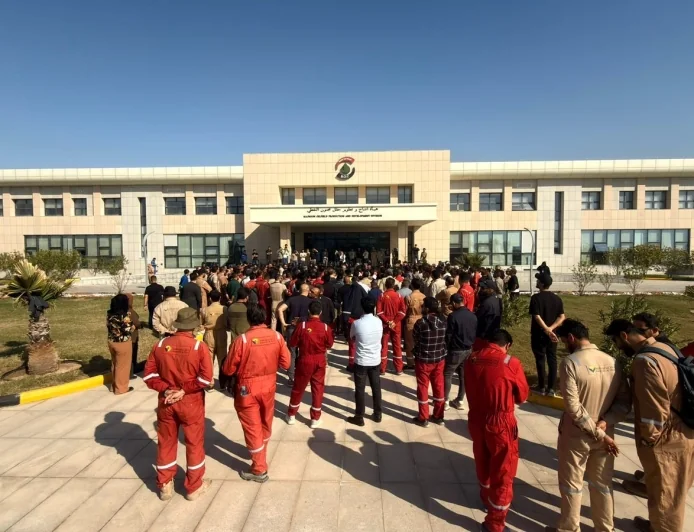 احتجاج داخل مجنون النفطي.. مطالب بصرف رواتب متأخرة