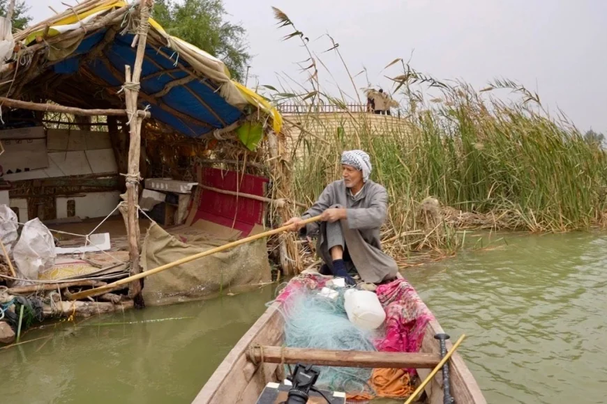 عند ملتقى دجلة والفرات.. صياد يتخذ كوخاً عائماً ويفرّق بين مذاق الأسماك