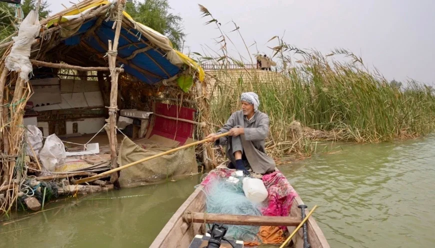 عند ملتقى دجلة والفرات.. صياد يتخذ كوخاً عائماً ويفرّق بين مذاق الأسماك