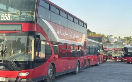 النقل تخصص 400 باص و6 قطارات لنقل المشاركين بمراسم تشييع السيد الخامنئي