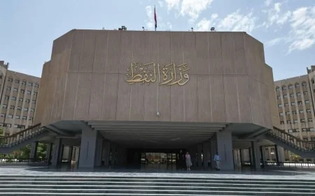 وزارة النفط تنفي توقف الصادرات وتؤكد: تحميل النفط من الموانئ الجنوبية مستمر والتحقيق جارٍ بشأن "الجسم الغريب"