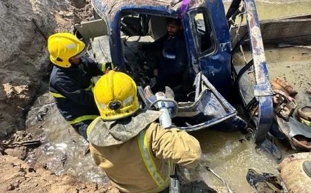 الدفاع المدني ينقذ سائق شاحنة غاز حوصر إثر حادث سير مروع في البصرة