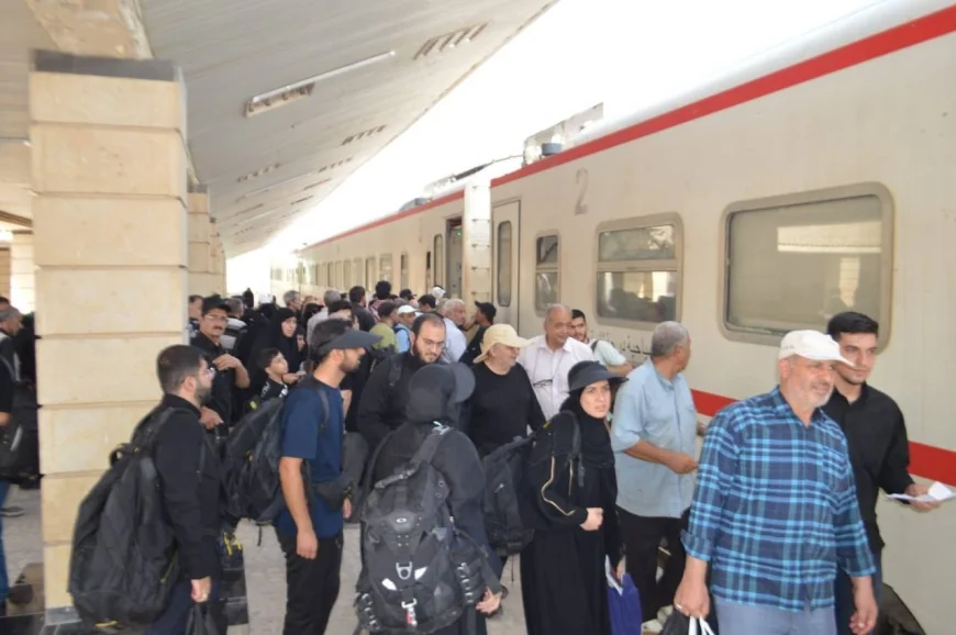 العراق: تسيير قطارات إضافية من البصرة إلى كربلاء لنقل المعزين في تشييع السيد "الخامنئي"