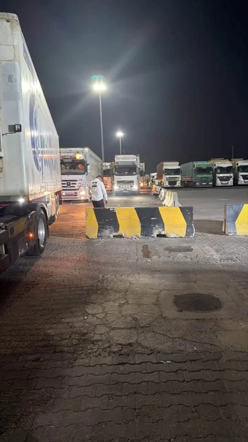 عبر ساحة الترحيب بأم قصر.. العراق يباشر تمرير الوجبة الثانية من المساعدات الإماراتية إلى لبنان بنظام "الترانزيت"