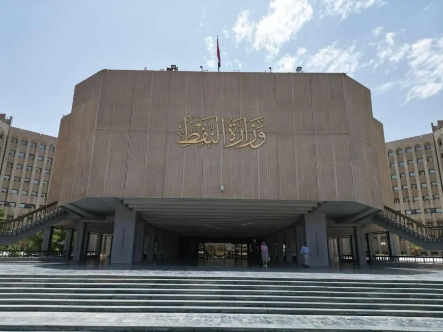وزارة النفط تنفي توقف الصادرات وتؤكد: تحميل النفط من الموانئ الجنوبية مستمر والتحقيق جارٍ بشأن "الجسم الغريب"
