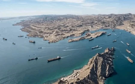 طهران تربط إعادة فتح مضيق هرمز بتغيير السلوك الأمريكي والإفراج عن أموالها المجمدة
