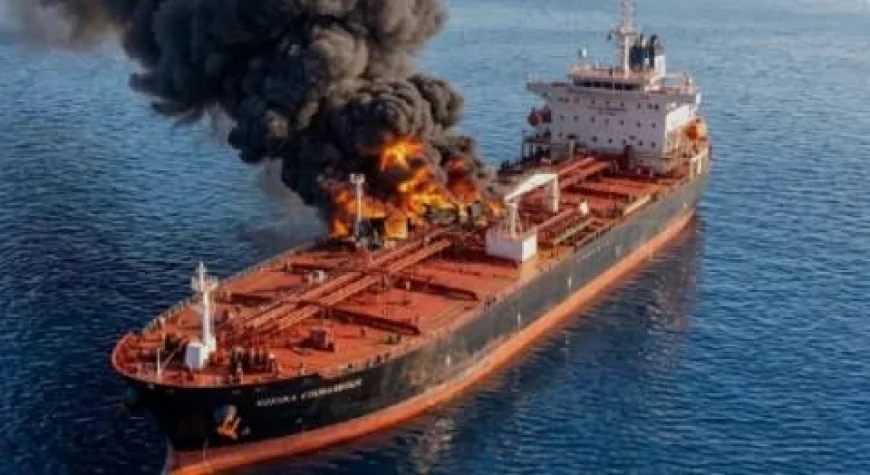 الحرس الثوري الإيراني يعلن احتراق ناقلة نفط عملاقة إثر اصطدامها بلغمين بحريين في مضيق هرمز