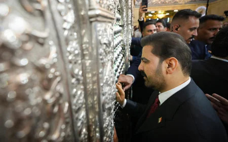 رئيس الوزراء علي فالح الزيدي يؤدي مراسم زيارة مرقد الإمام علي (ع) في النجف