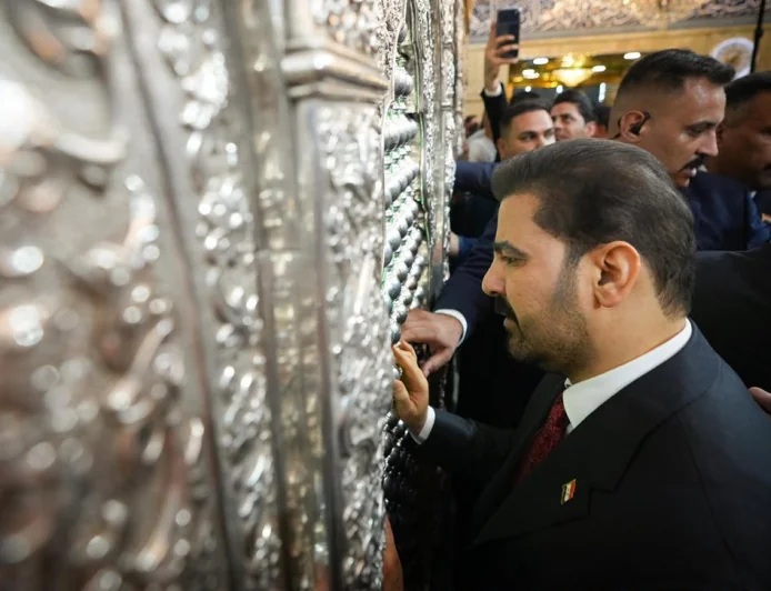 رئيس الوزراء علي فالح الزيدي يؤدي مراسم زيارة مرقد الإمام علي (ع) في النجف