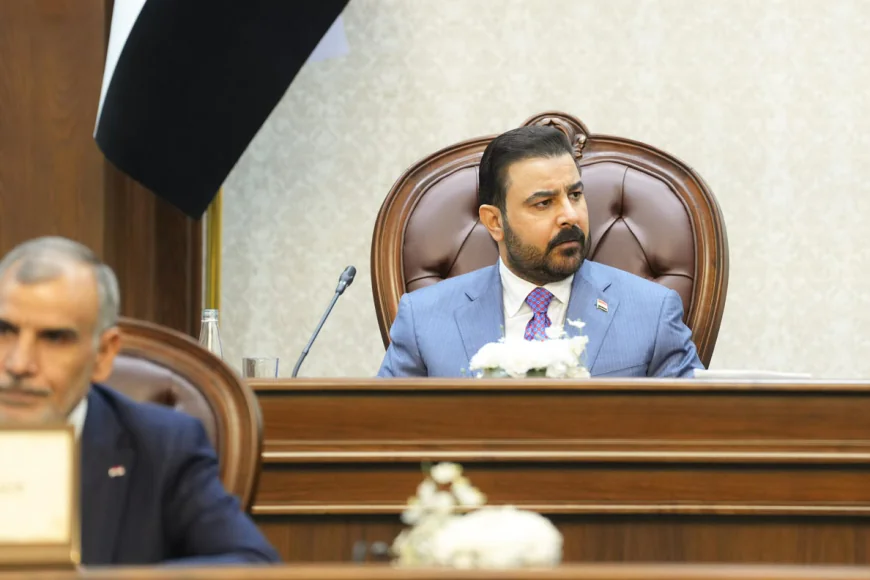 رئيس الوزراء العراقي يعلن ضخ كميات جديدة من الدولار لمواجهة أزمة الصرف ويؤكد: نعيش ظرفاً قاهراً بسبب إغلاق مضيق هرمز