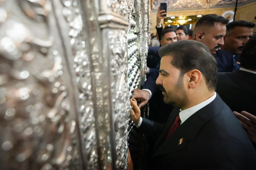 رئيس الوزراء علي فالح الزيدي يؤدي مراسم زيارة مرقد الإمام علي (ع) في النجف