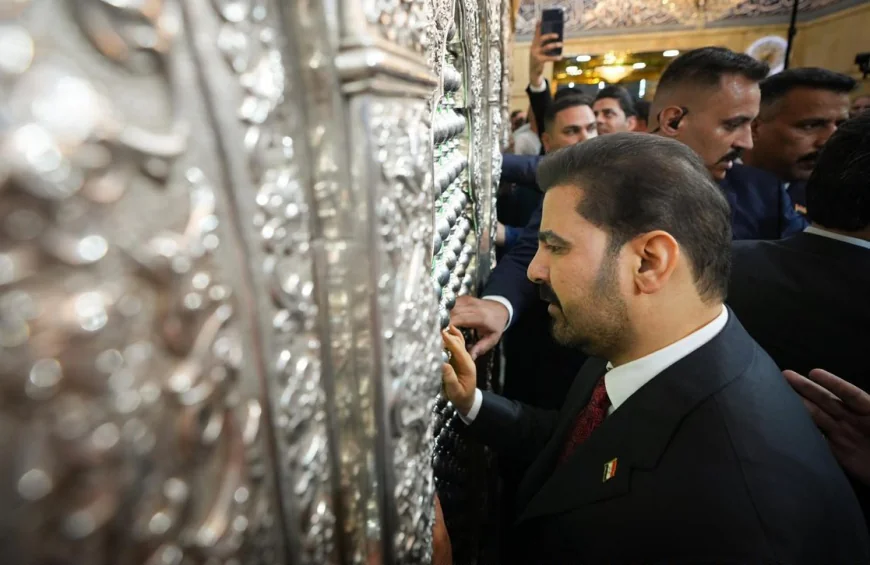 رئيس الوزراء علي فالح الزيدي يؤدي مراسم زيارة مرقد الإمام علي (ع) في النجف