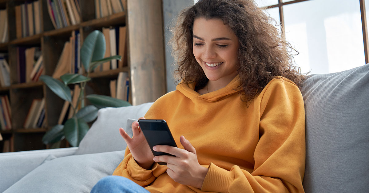 digital age-campus-college-students-mobile