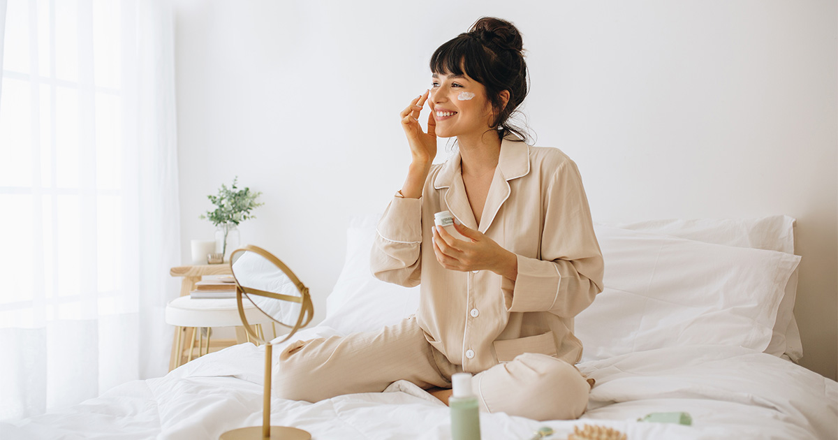 Woman using cream_IT Cosmetics