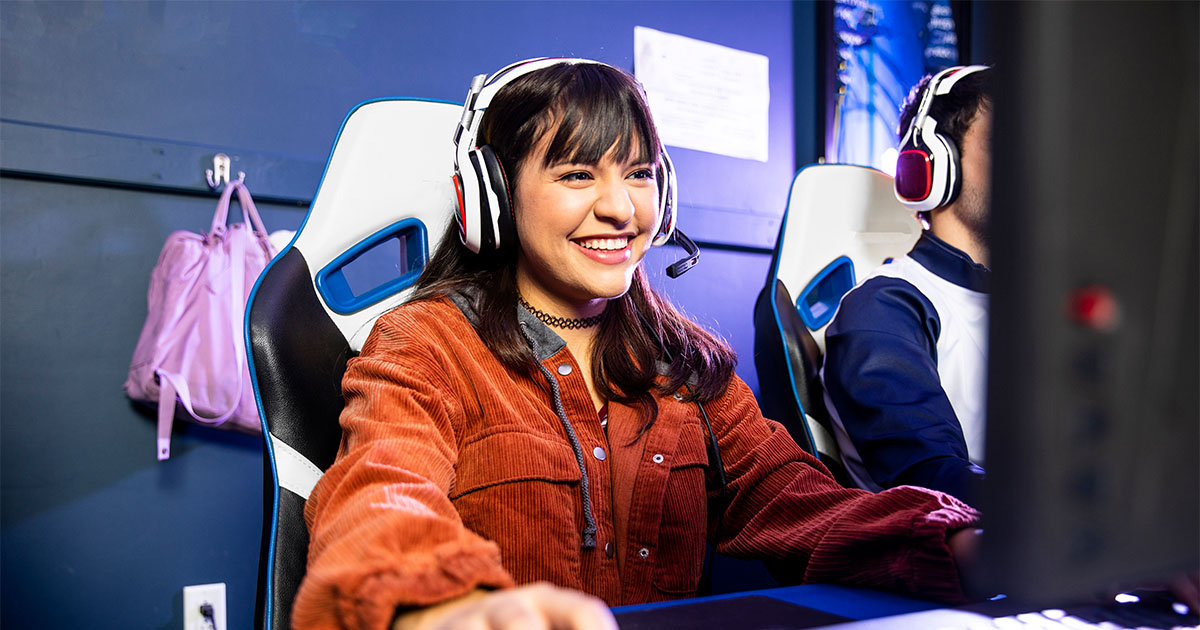 Female gamer at a pc cafe