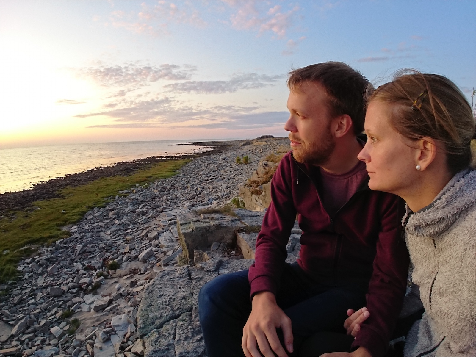 daniel och anna med ulcerös kolit tittar på havet