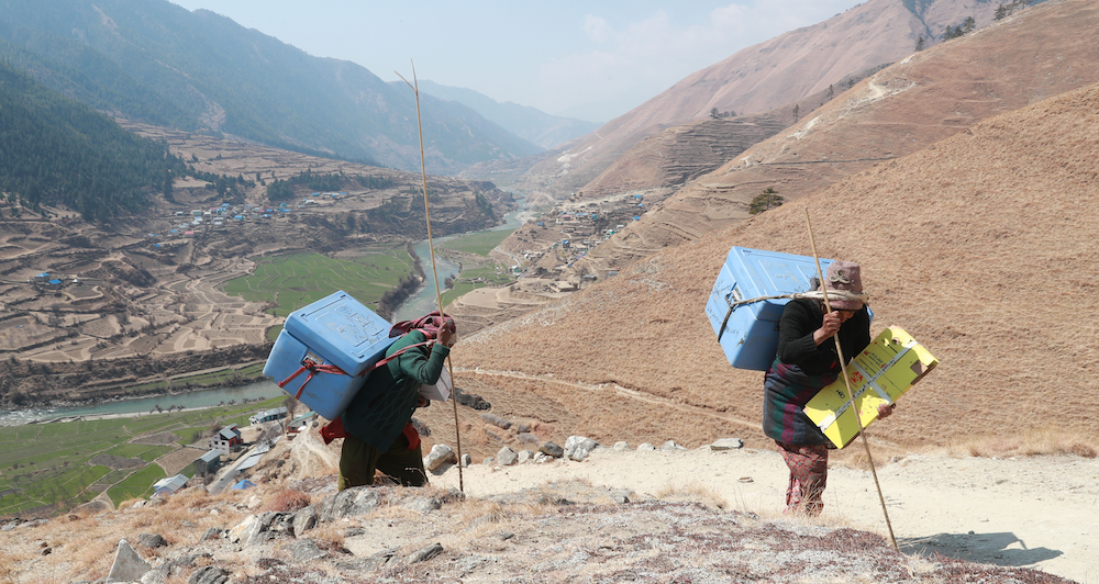 Vaccin mot covid-19 bärs i kylväskor till avlägsna byar i Jumlaregionen i Nepal. Foto: Unicef