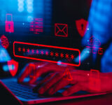 Osoba wpisująca hasło na laptopie, otoczona cyfrowymi ikonami bezpieczeństwa w cyberprzestrzeń
