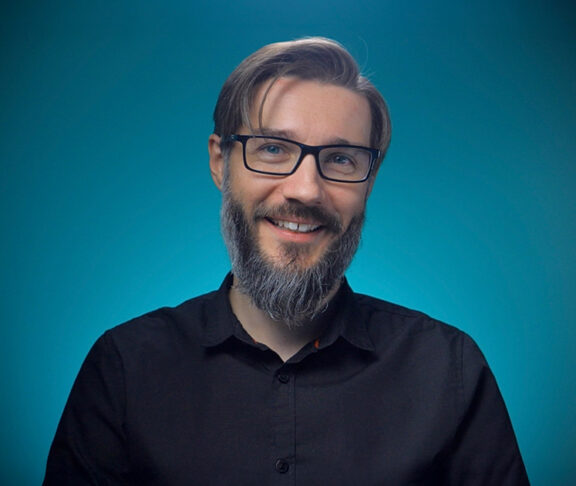 Piotr Konieczny – ekspert ds. cyberbezpieczeństwa, omawiający zagrożenia związane z atakami AI