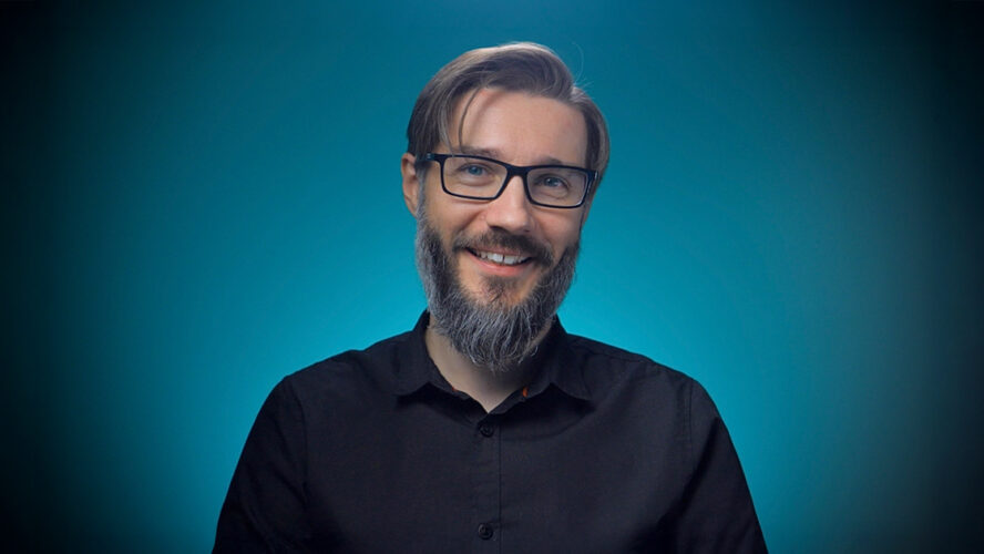 Piotr Konieczny – ekspert ds. cyberbezpieczeństwa, omawiający zagrożenia związane z atakami AI