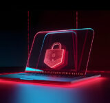 Laptop z hologramem kłódki symbolizujący ochronę przed atakami ransomware