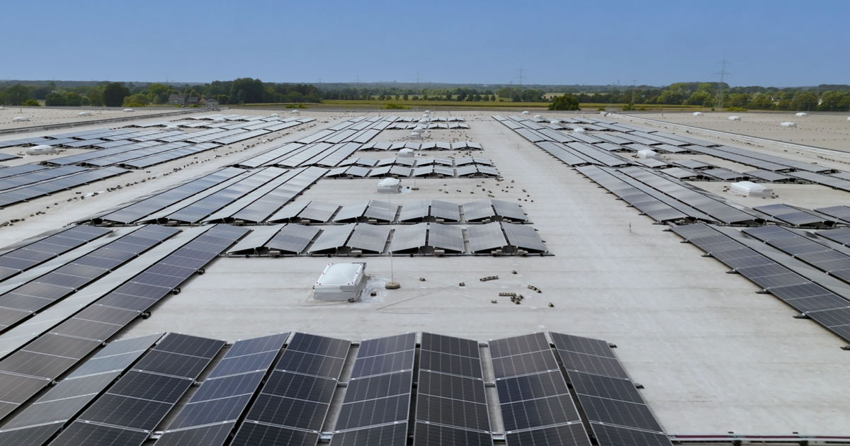 PV-Anlage mit blauen Himmel