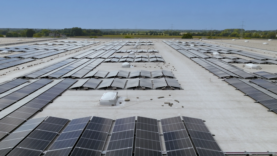 PV-Anlage mit blauen Himmel