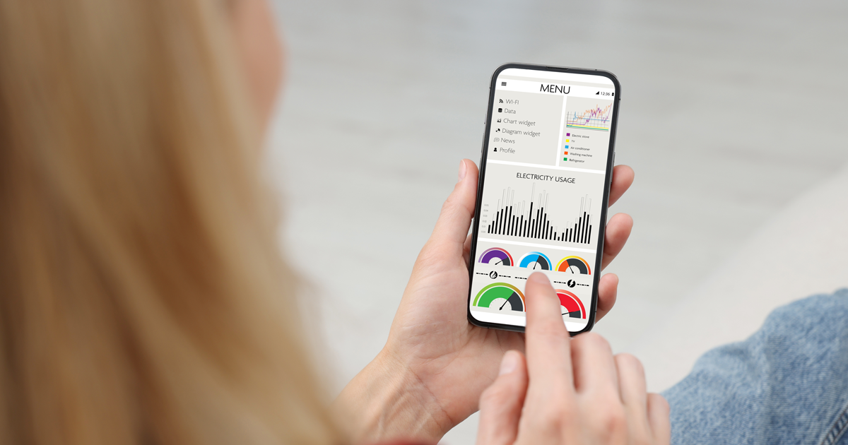 Frau überwacht Smart Meter-Messwerte auf dem Handy, Nahaufnahme