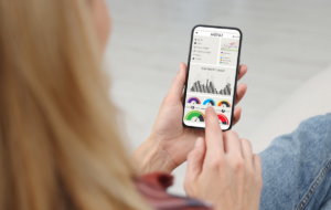 Frau überwacht Smart Meter-Messwerte auf dem Handy, Nahaufnahme