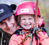 Far og dotter på Helgøya Klatrepark