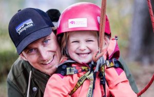 Far og dotter på Helgøya Klatrepark
