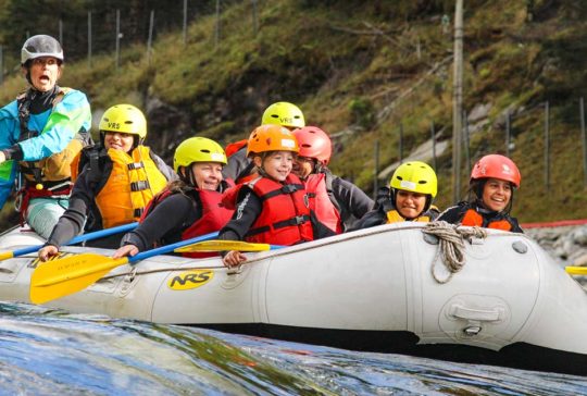 Familierafting med voss active, ein raft på veg ut i eit lite stryk