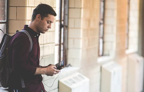 Ungdom med mobiltelefon