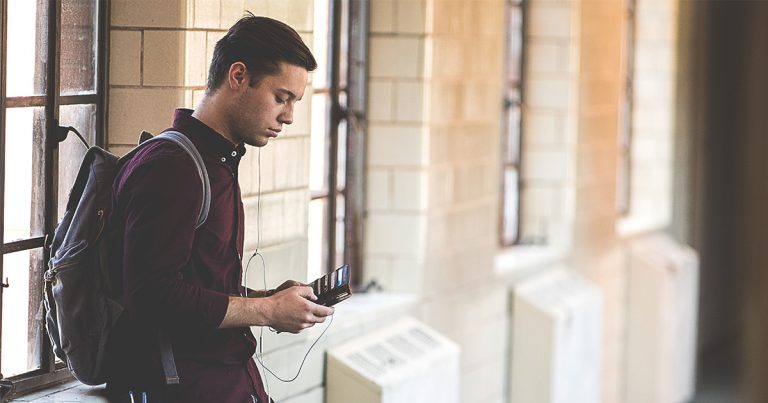 Ungdom med mobiltelefon