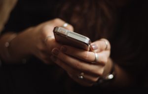 Jente med mobiltelefon