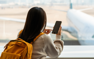 kobieta na lotnisku przygotowana na podróżowanie