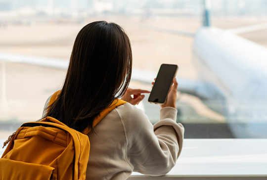 kobieta na lotnisku przygotowana na podróżowanie