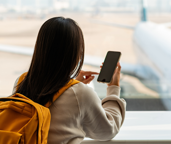 kobieta na lotnisku przygotowana na podróżowanie