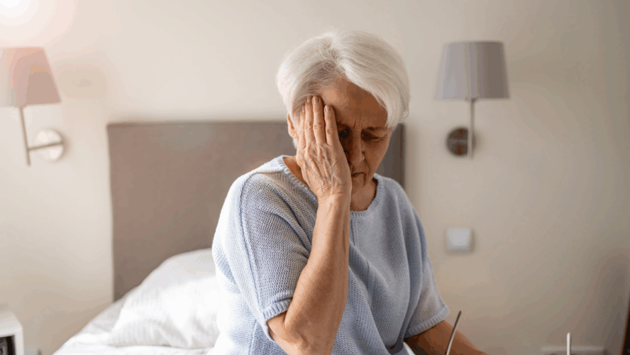 Senior-Frau mit Kopfschmerzen