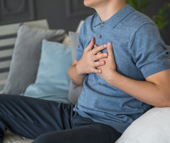 Herzinfarkt, Mann mit Brustschmerzen zu Hause Leid, Gesundheitskonzept