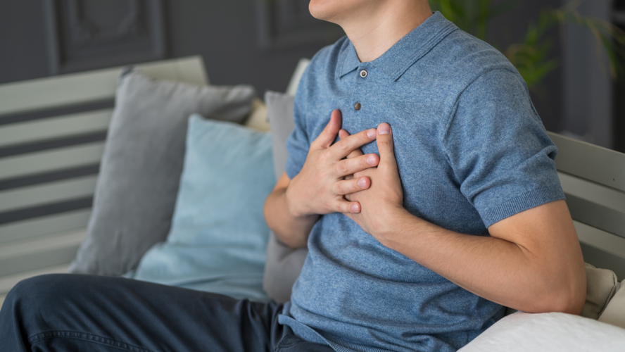 Herzinfarkt, Mann mit Brustschmerzen zu Hause Leid, Gesundheitskonzept