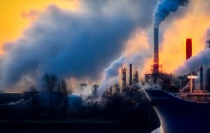 Fabrikk som forrurenser lufta